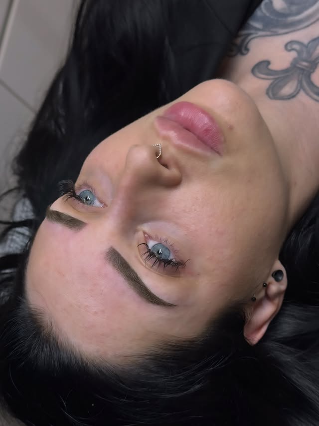 Before and after result of a brow treatment 6